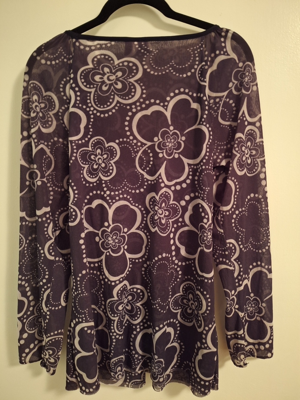 PO-EM Black And White Floral V-Neck Long Sleeve Tee Lightweight Large - Picture 3 of 5